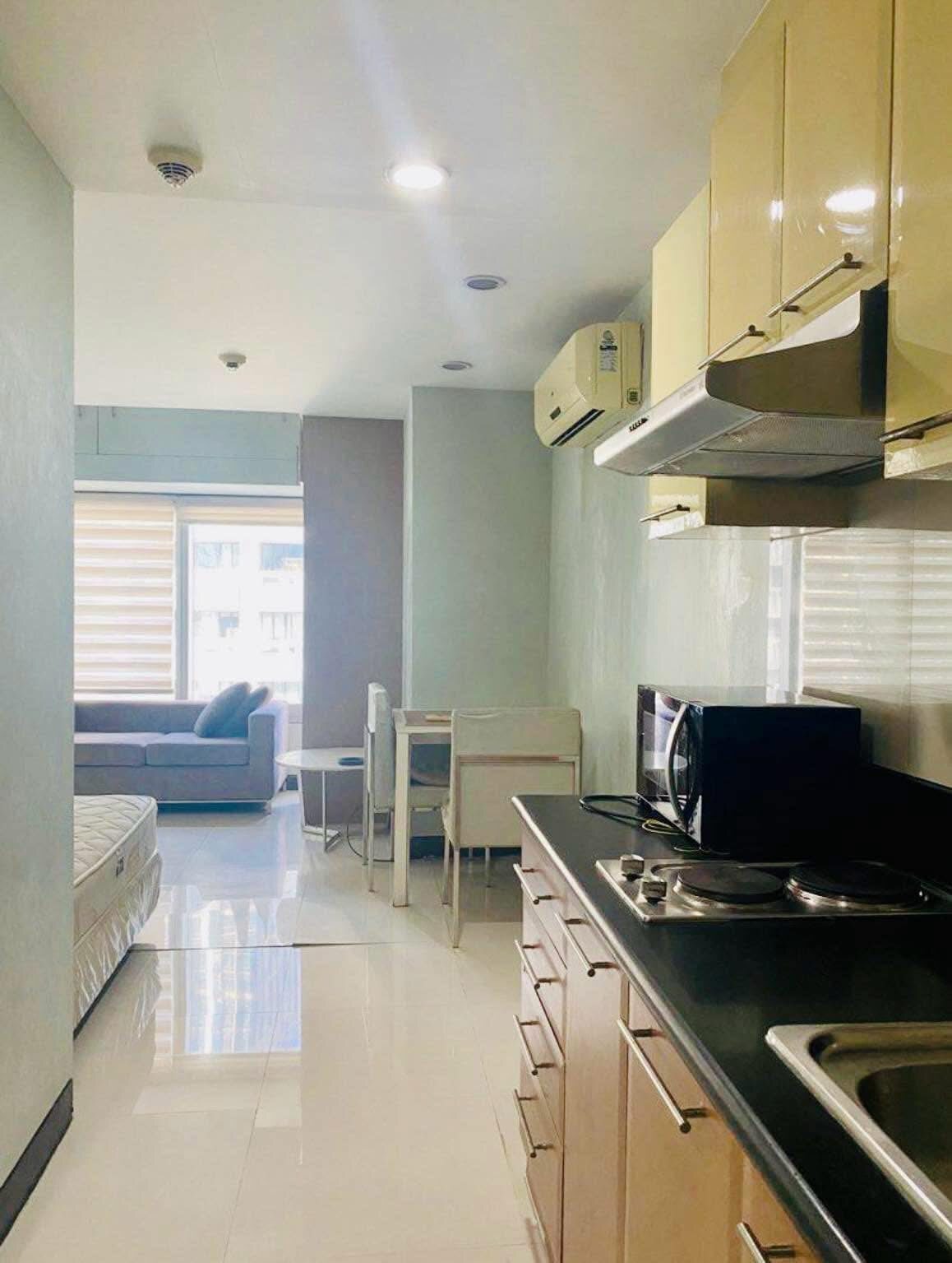 One Central Makati-те жиһазбен жабдықталған студия