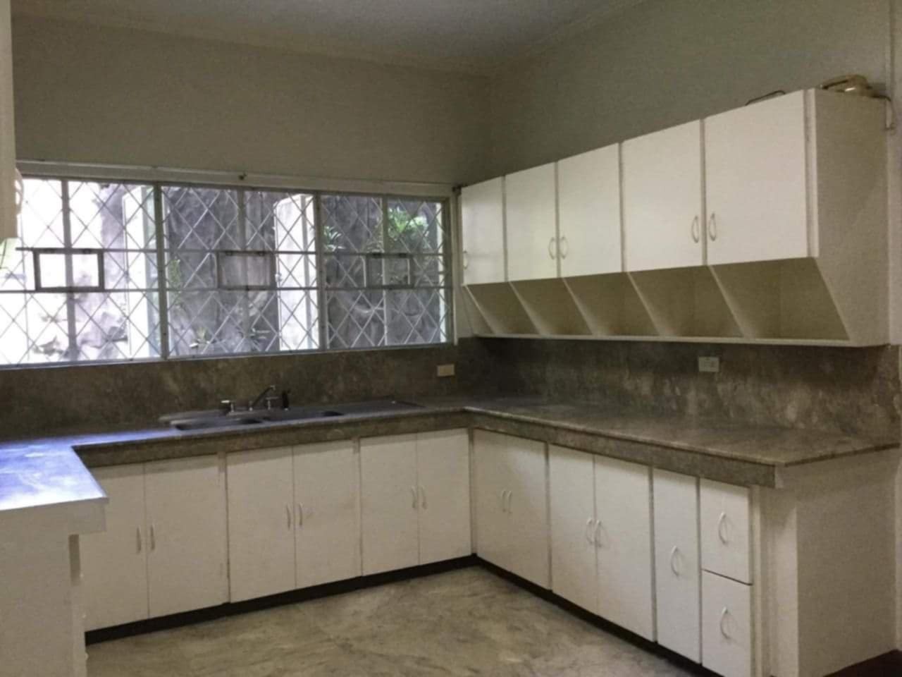 White Plains ауданындағы кең 2 қабатты үй, көптеген ыңғайлылықтармен
