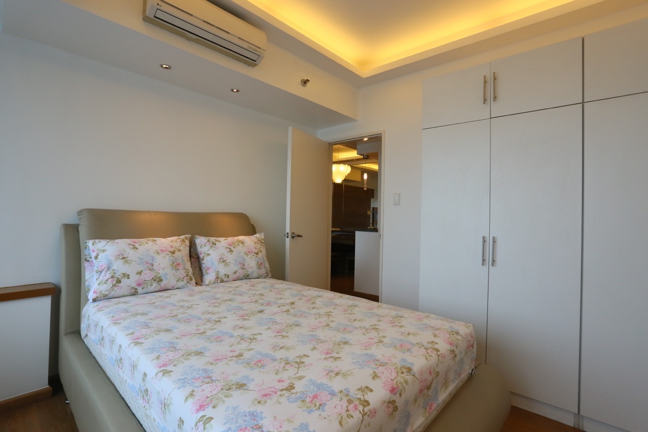 The St. Francis Shangri-La Place-тегі 2 бөлмелі толық жабдықталған пәтер
