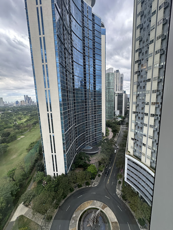 Гольф алаңы көрінісі бар West Tower-дағы толық жабдықталған пәтер