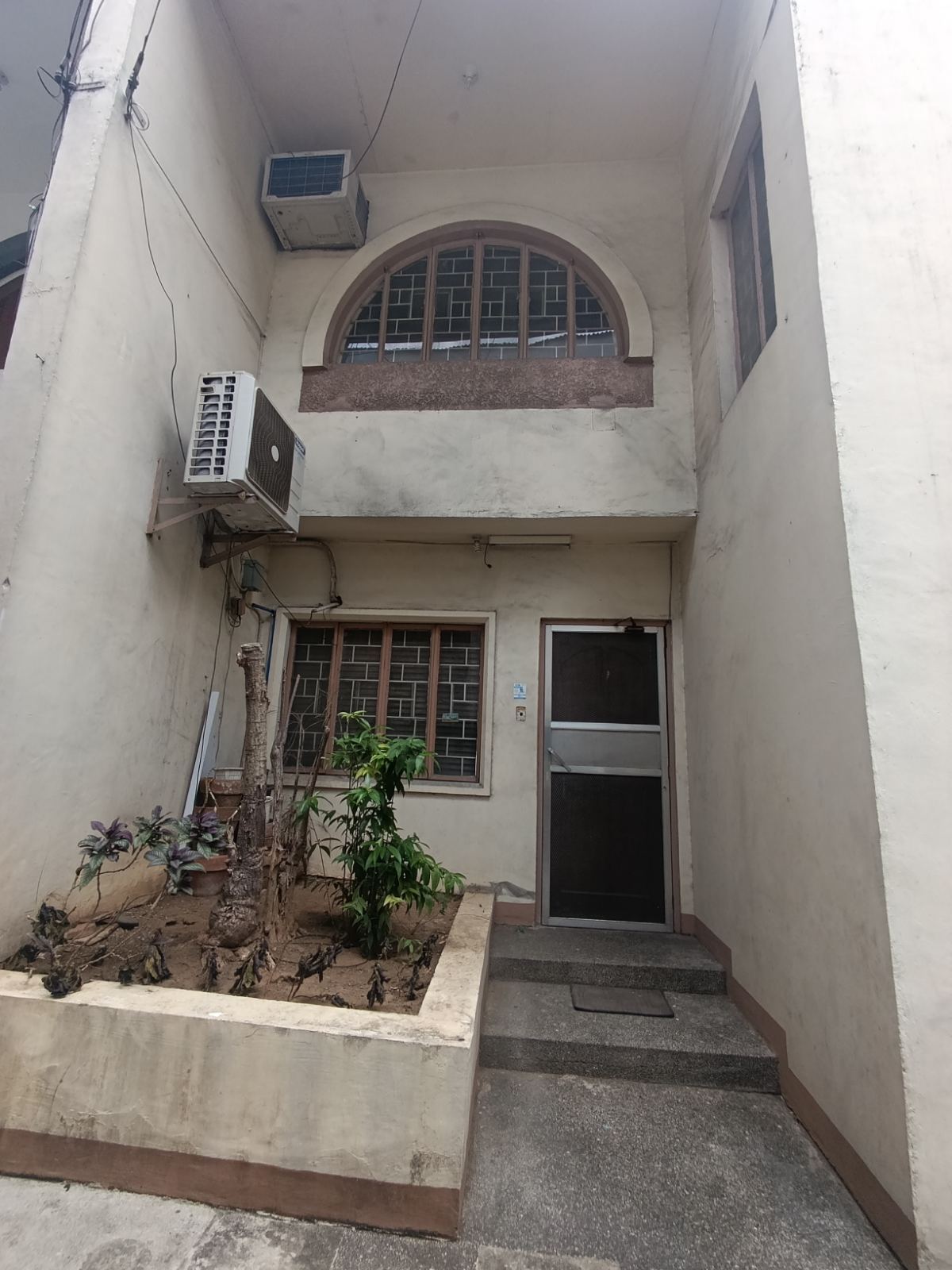 Capitol Medical Center, Panay Ave QC маңындағы 2 жұмақты таунхаус