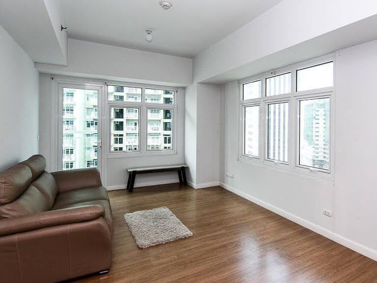 Two Serendra Meranti-дағы екі бөлмелі жиһазбен жабдықталған пәтер, Макати қаласы