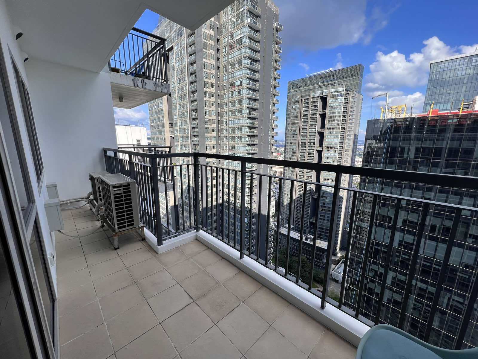 Two Maridien, BGC-тегі балконды 1 бөлмелі пәтер