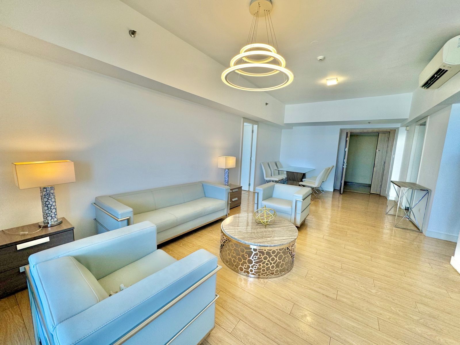 One Shangrila Place-тегі қала көркін көрсететін 2 жумектаны бар сүйкімді пәтер