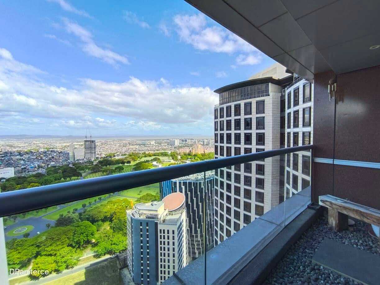 Regent Parkway-тағы джакузілі 2 бөлмелі пентхаус, 33-ші қабат