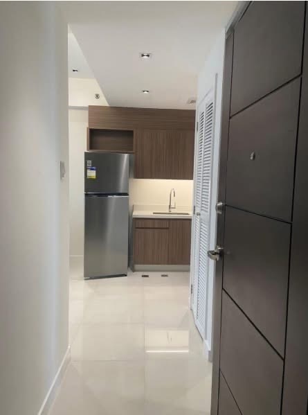 BGC маңындағы The Grand Hamptons Tower 2-де толық жабдықталған 1 бөлмелі пәтер