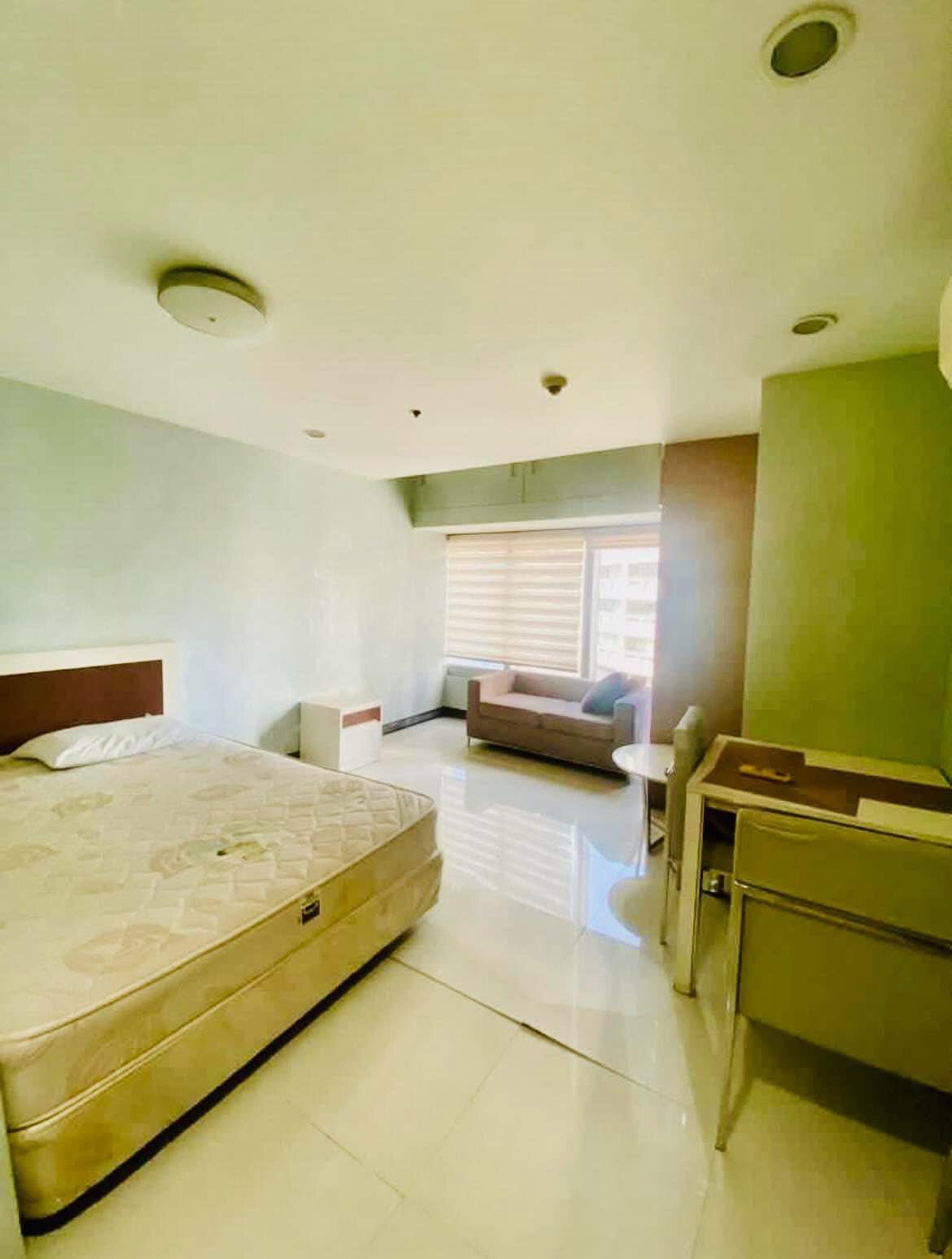 One Central Makati-те жиһазбен жабдықталған студия