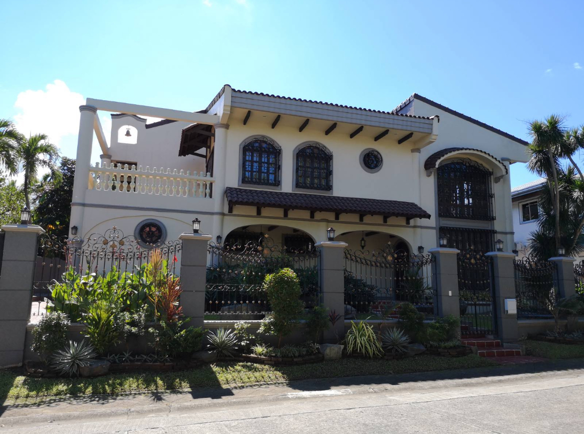 Spacious 4-Bedroom House in Ayala Alabang with Pool