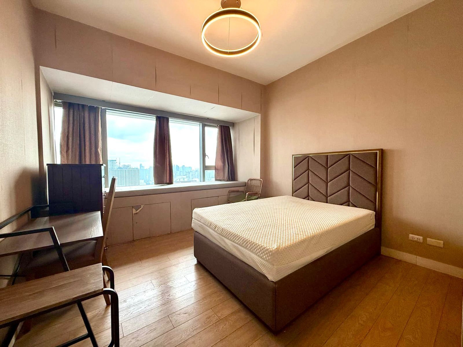 One Shangrila Place-тегі қала көркін қамтитын 2 жұмақты люкс пәтер