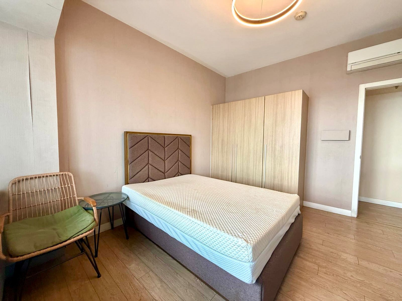 One Shangrila Place-тегі қала көркін қамтитын 2 жұмақты люкс пәтер