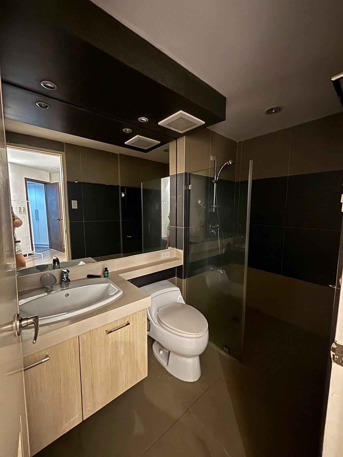 McKinley Park Residences, BGC-дағы жоғарғы қабаттағы екі деңгейлі 2 бөлмелі пәтер