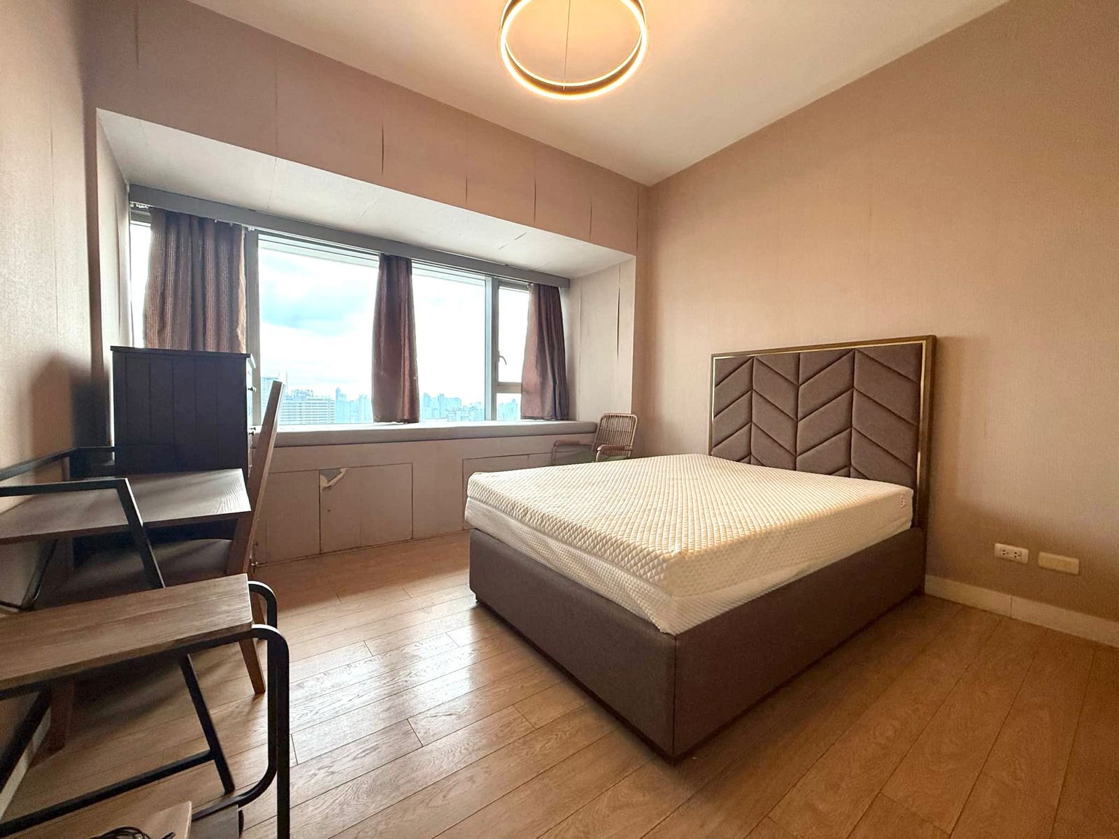 One Shangrila Place-тегі қала көркін қамтитын 2 жұмақты люкс пәтер