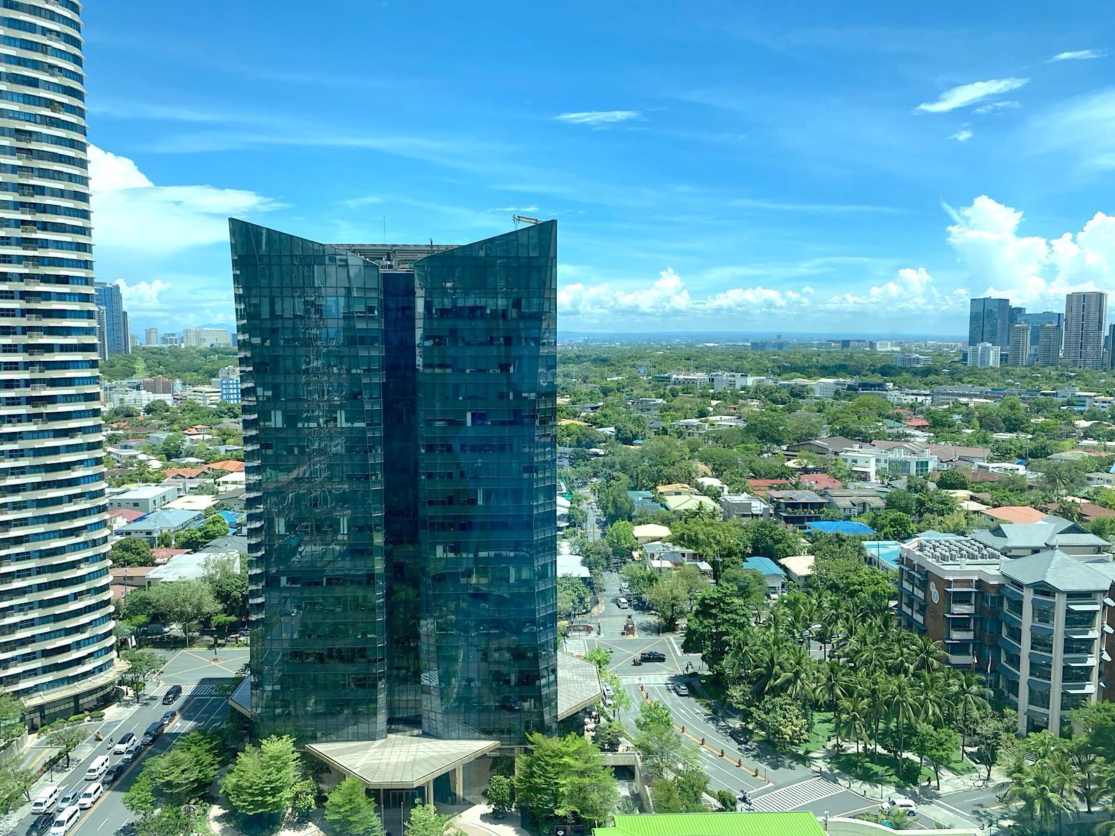 Balmori Suites-тегі сәулетті 3 жұмақты пәтер, Роквелл, Макати