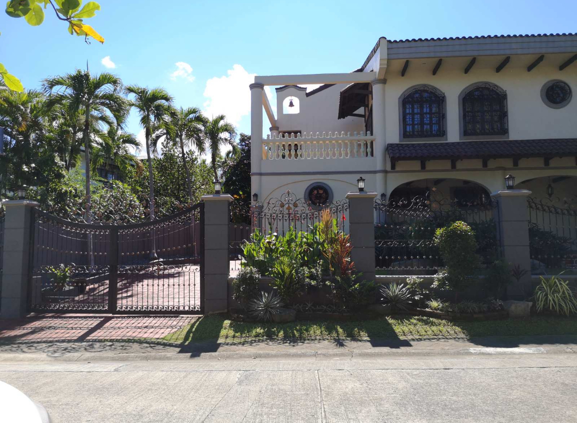 Spacious 4-Bedroom House in Ayala Alabang with Pool