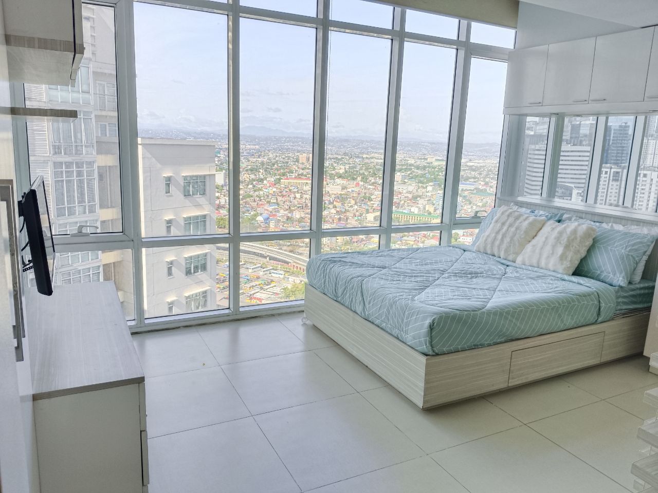 Two Serendra Red Oak-тегі студиялық пәтер, Тагиг қаласы