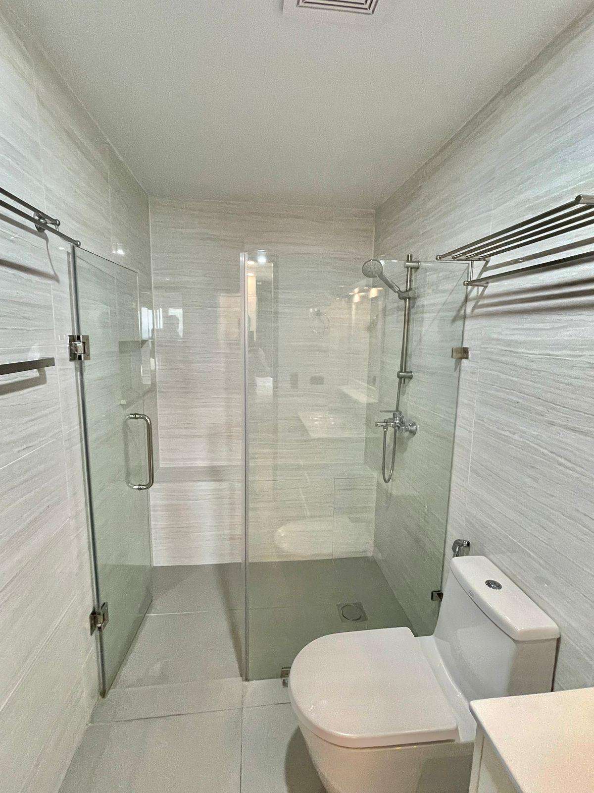 Two Serendra-дағы толық жабдықталған 2 бөлмелі пәтер