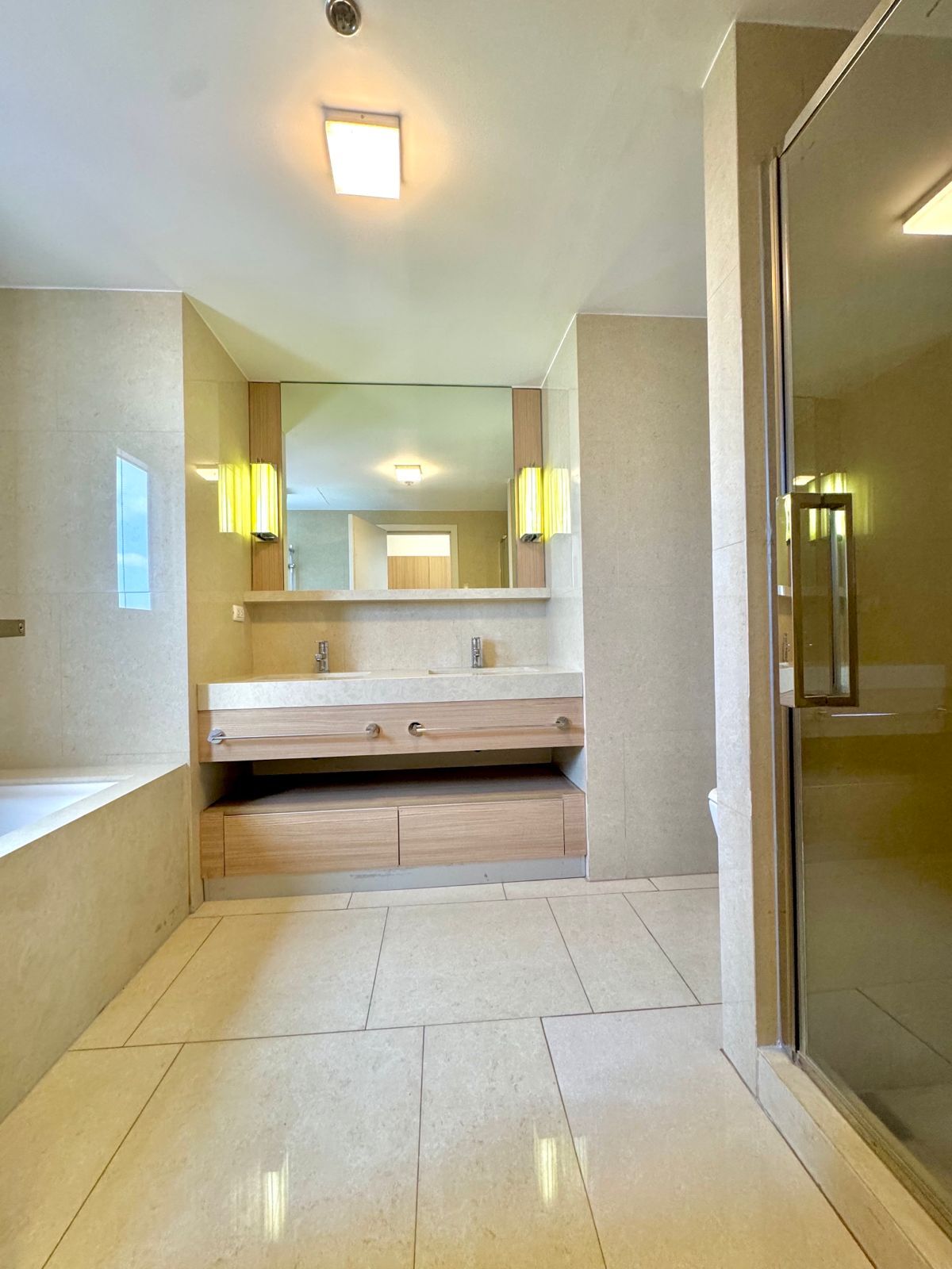 One Shangrila Place-тегі қала көркін көрсететін 2 жумектаны бар сүйкімді пәтер