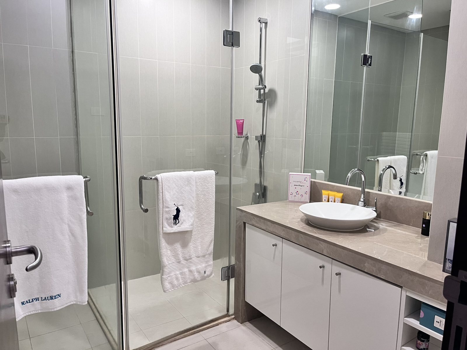 BGC-дағы кедергісіз көрінісі бар Grand Hyatt-тың 2 жумектаны бар люкс резиденциясы