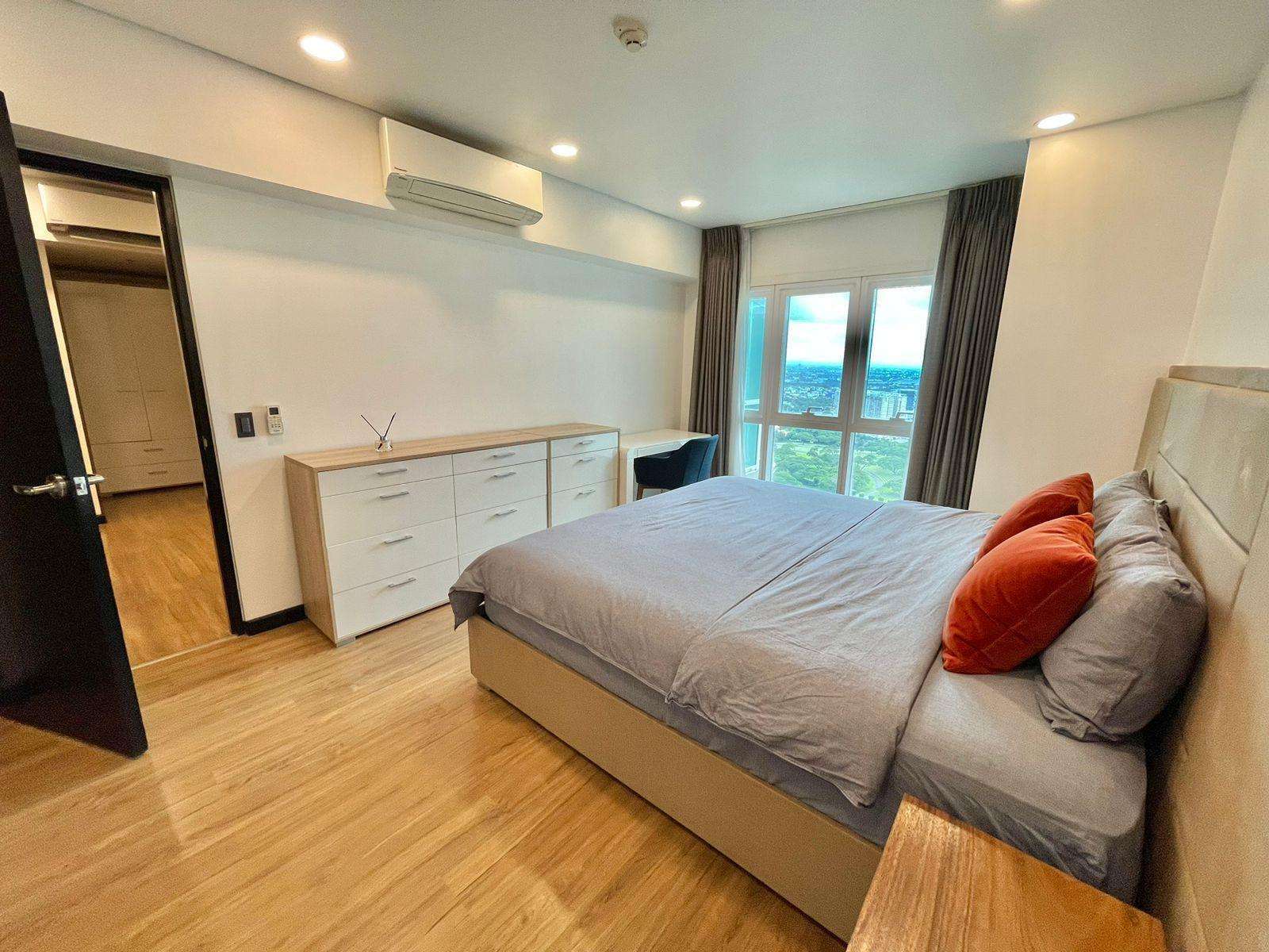Two Serendra-дағы толық жабдықталған 2 бөлмелі пәтер