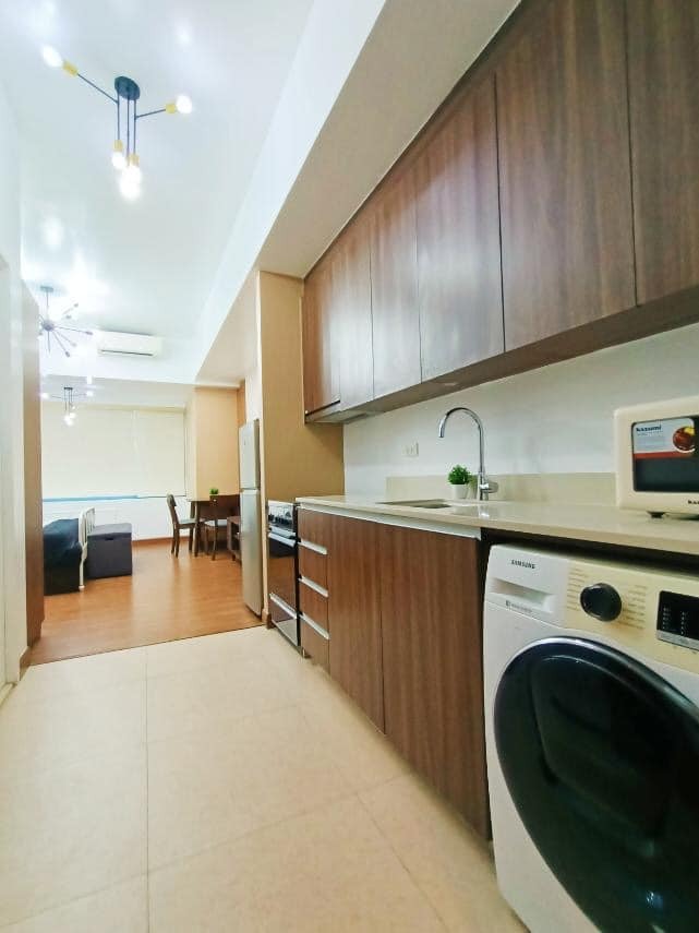 HV Dela Costa, Makati қаласындағы Shang Salcedo Place студиясы