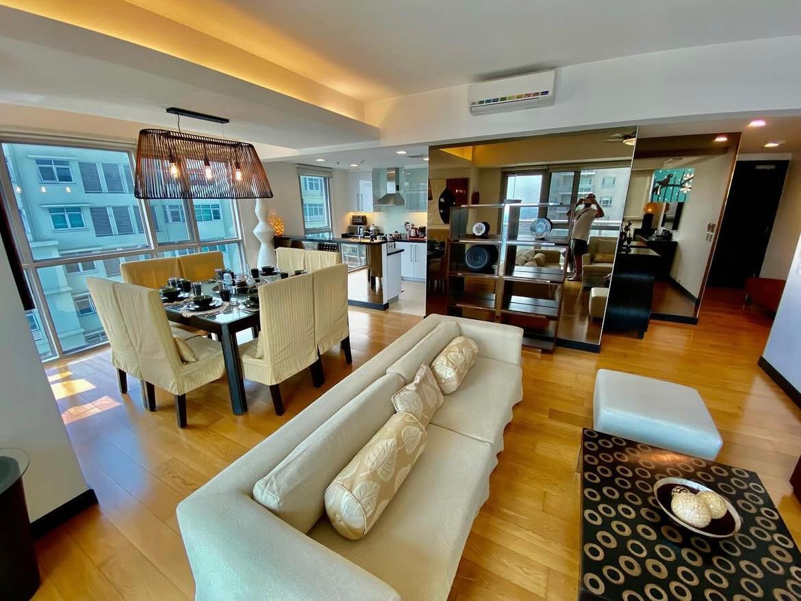One Serendra-дағы люкс 2 бөлмелі толық жабдықталған пәтер