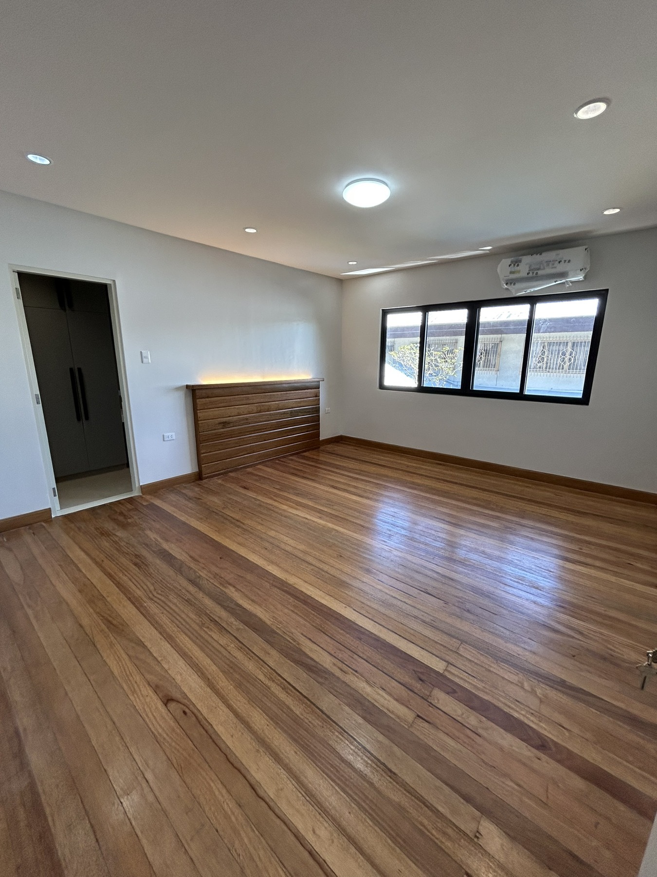4 Bedroom House with Pool, Multiple Rooms, and Large Parking