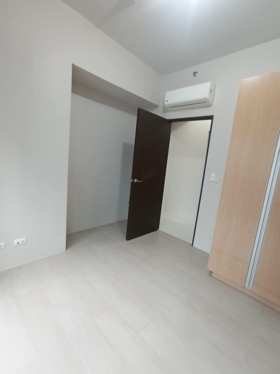 Semi-furnished 2-bedroom at Uptown Ritz - Luxurious City Living