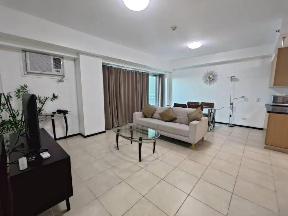 Two Serendra Red Oak - 2 бөлмелі толық жабдықталған балконды және тұрақ орыны бар пәтер