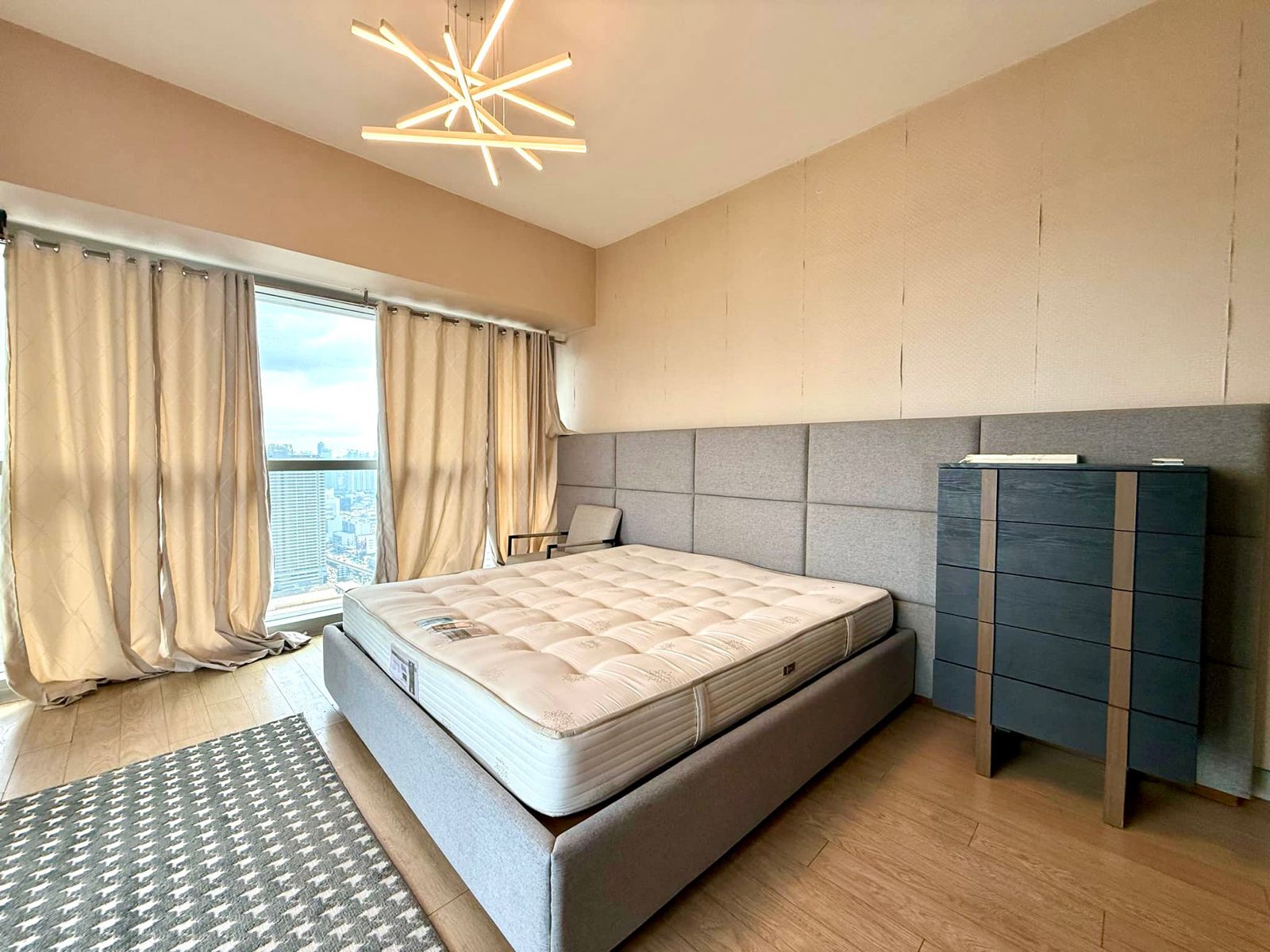 Роскошная 2-комнатная квартира в One Shangrila Place с панорамным видом на город