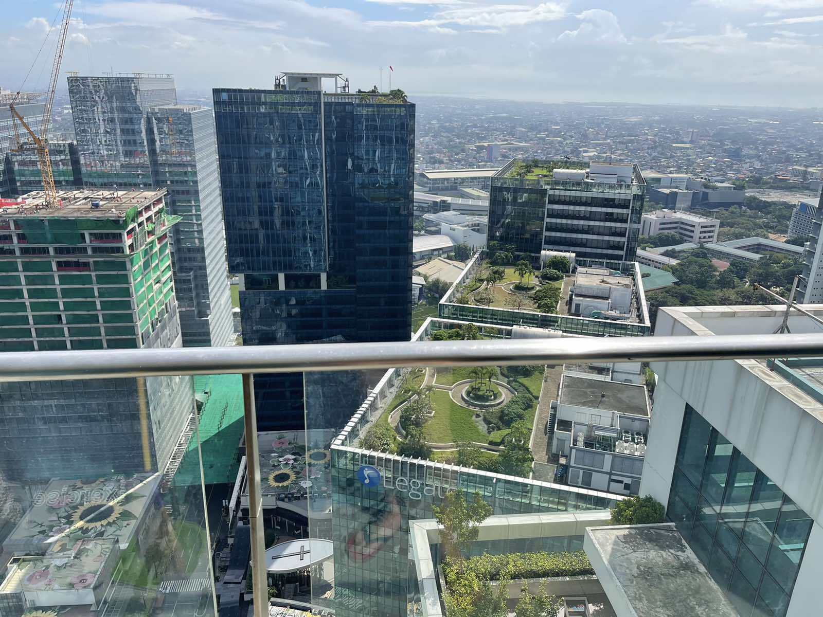 One Uptown Residences-тегі 1 бөлмелі пәтер, премиум дизайн мен қала көрінісі бар