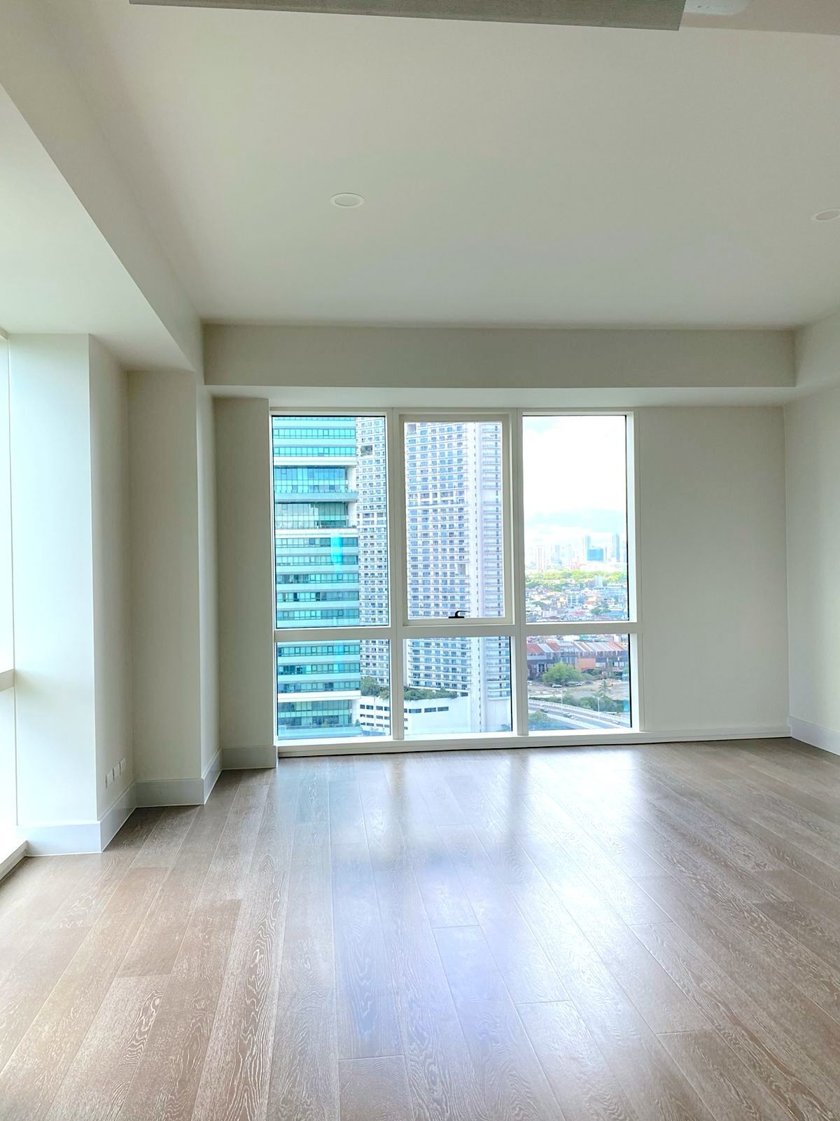 Balmori Suites-тегі сәулетті 3 жұмақты пәтер, Роквелл, Макати