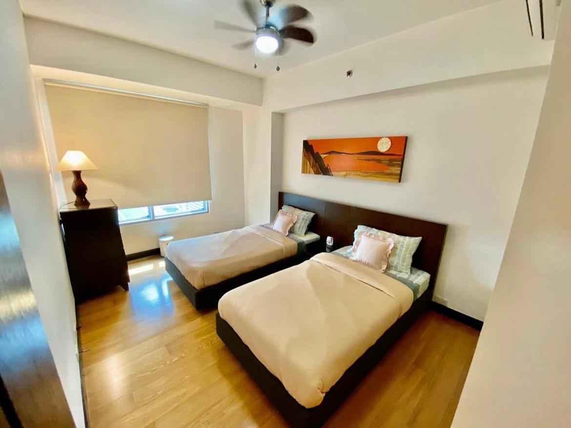 One Serendra-дағы люкс 2 бөлмелі толық жабдықталған пәтер