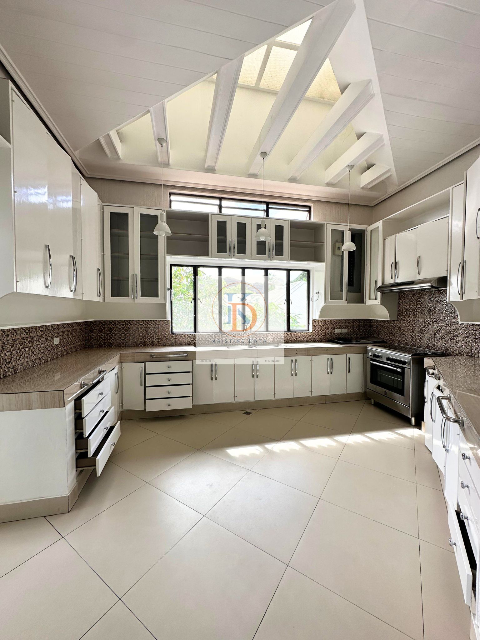 Ayala Alabang Village House - Spacious 5-Bedroom Property with Pool