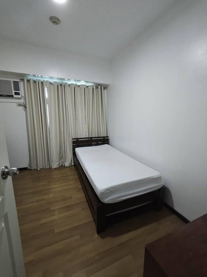 Two Serendra Red Oak - 2 бөлмелі толық жабдықталған балконды және тұрақ орыны бар пәтер