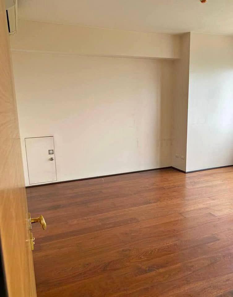 Viridian Greenhills-тегі кең 1 бөлмелі пәтер қала көрінісімен