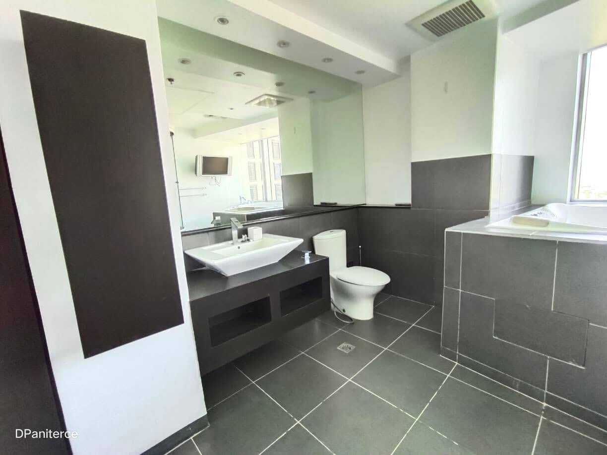 Regent Parkway-тағы джакузілі 2 бөлмелі пентхаус, 33-ші қабат