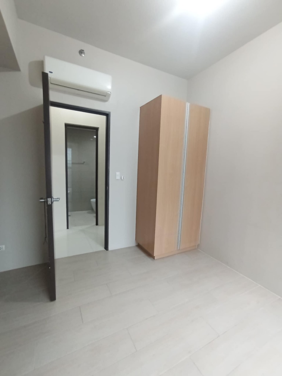 Semi-furnished 2-bedroom at Uptown Ritz - Luxurious City Living