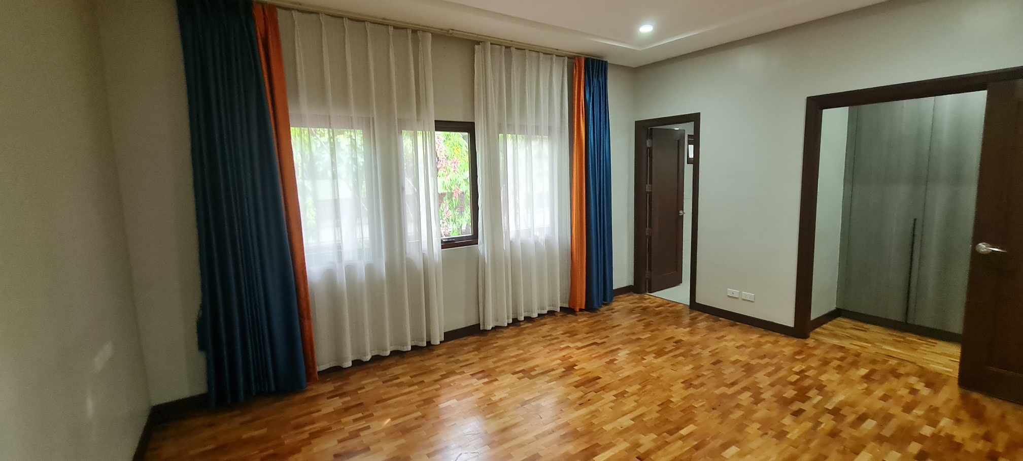 Кең 5 бөлмелі үй, Урданета ауылындағы бассейні бар, Макати қаласы
