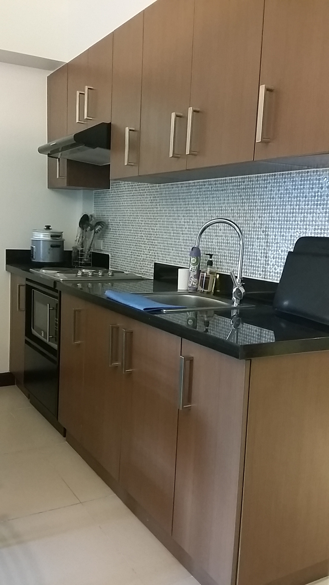 BGC-тегі Two Serendra-дағы студия және бассейнге қол жетімділігі