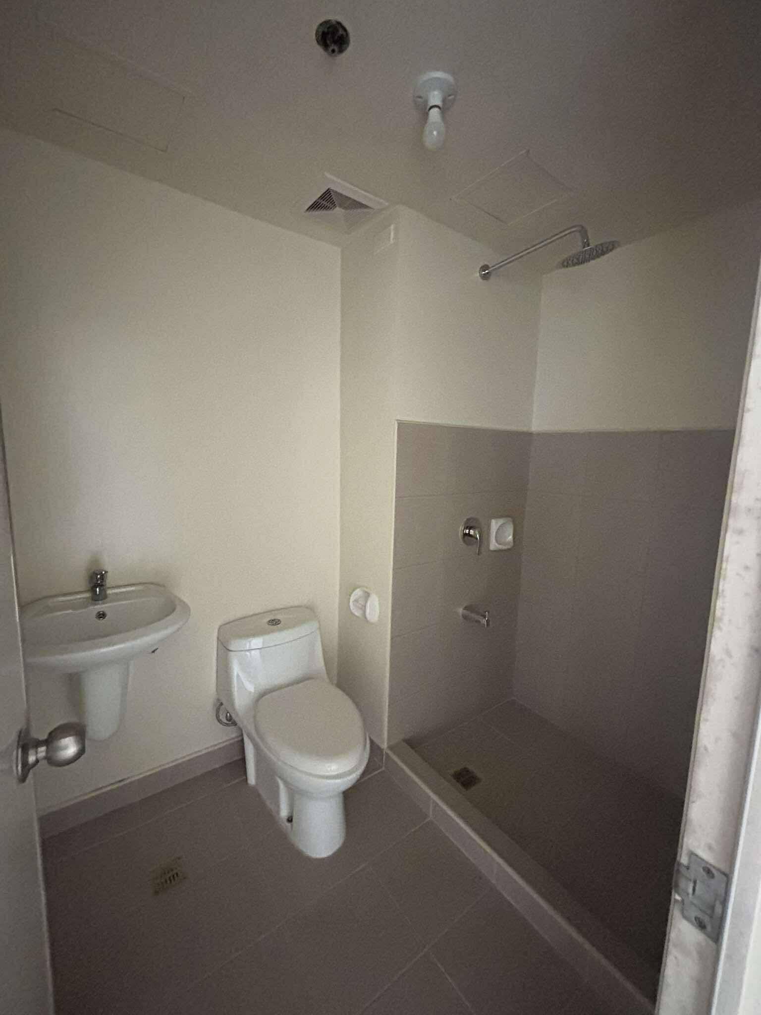 Avida Towers Sola Tower 1-дегі 180 градустық көрінісі бар студия
