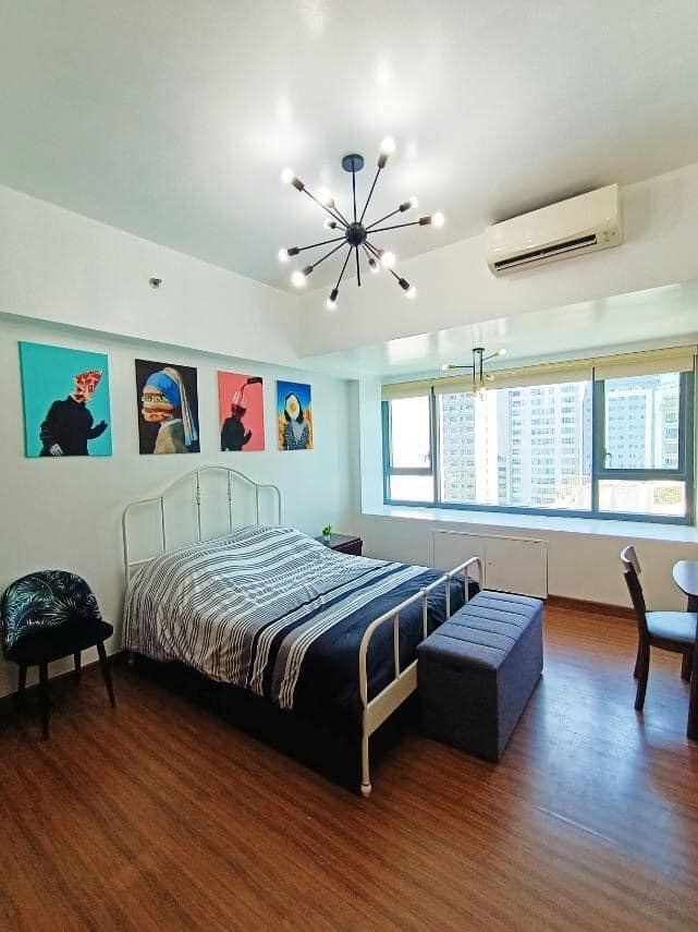 HV Dela Costa, Makati қаласындағы Shang Salcedo Place студиясы