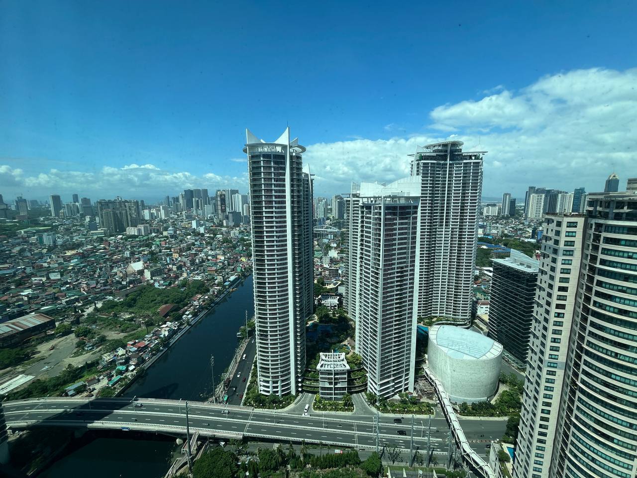 Edades Tower, Rockwell Makati-дағы 3 жатқа бөлмелі люкс жиһазданған пәтер