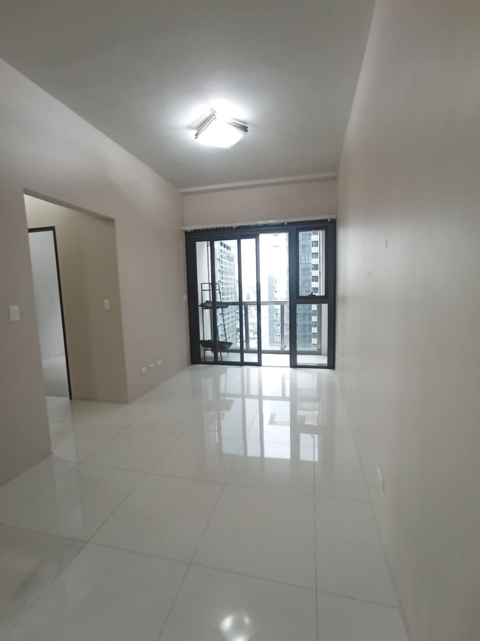 Semi-furnished 2-bedroom at Uptown Ritz - Luxurious City Living