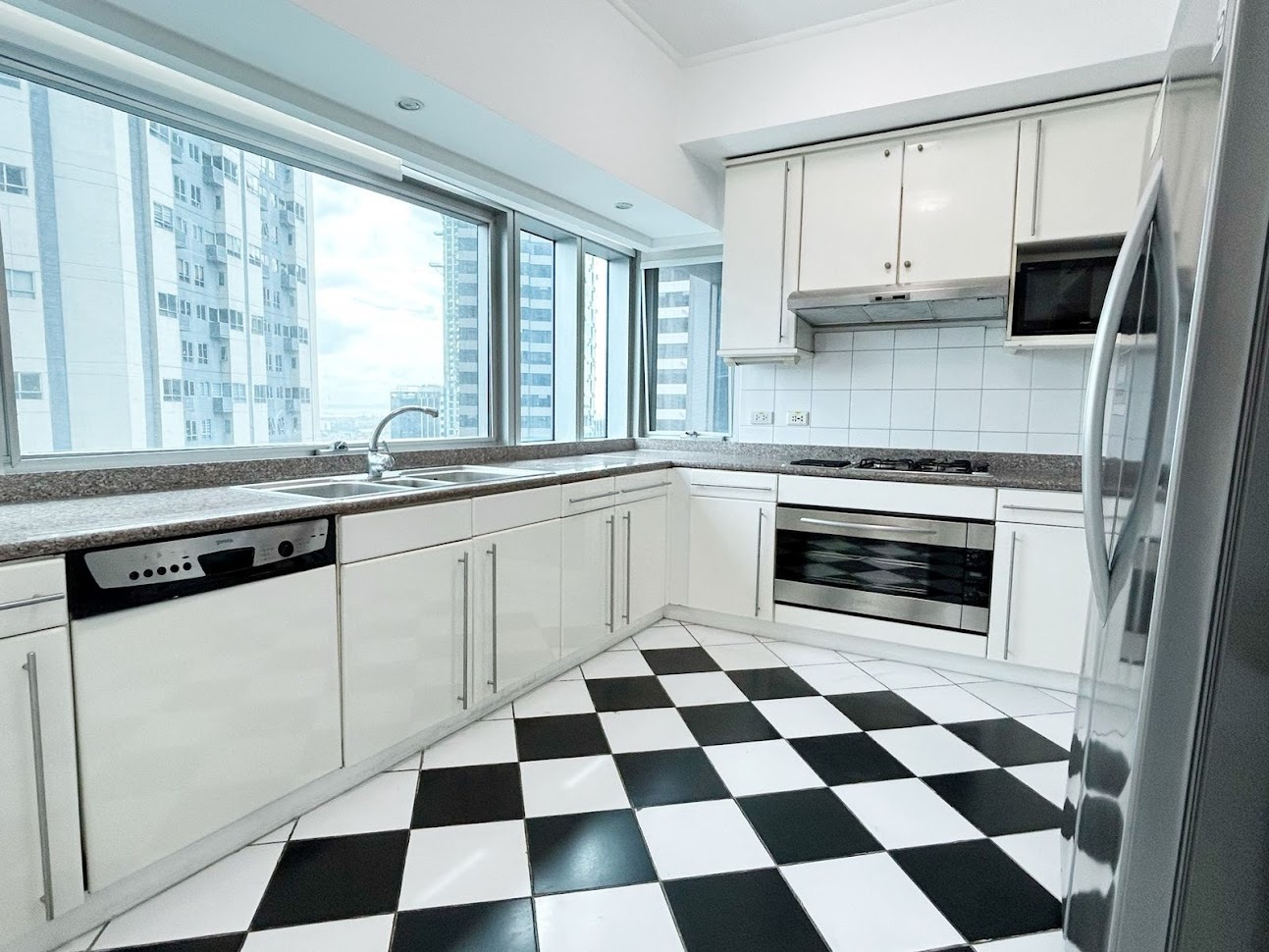 Pacific Plaza Towers, BGC, Тагиг қаласындағы кең 3 бөлмелі пәтер
