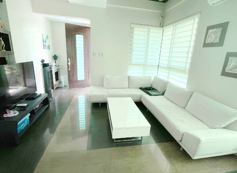 Loyola Grand Villas, QC-дағы мансардасы бар 3 қабатты үй