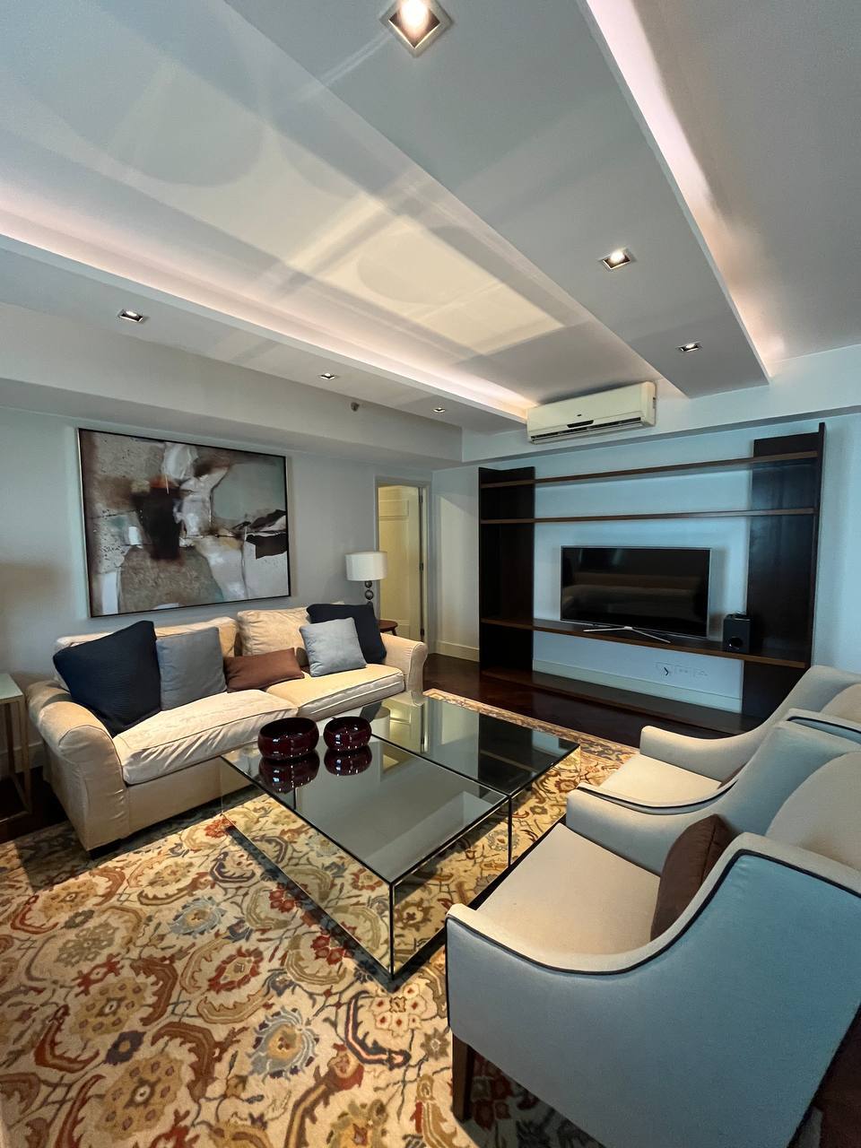 Edades Tower, Rockwell Makati-дағы 3 жатқа бөлмелі люкс жиһазданған пәтер