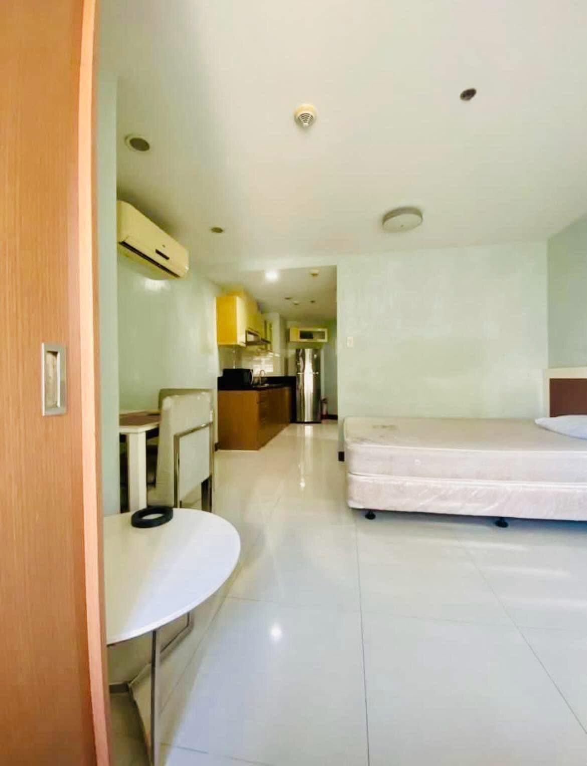 One Central Makati-те жиһазбен жабдықталған студия