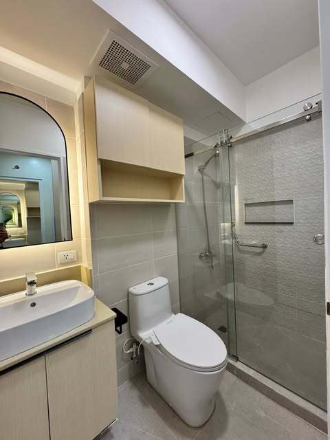 Жөнделген 2 бөлмелі пәтер Two Serendra-да ыңғайлылықтар мен тұрақ орыны бар