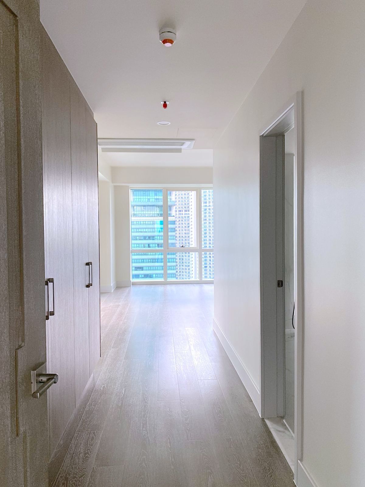 Balmori Suites-тегі сәулетті 3 жұмақты пәтер, Роквелл, Макати