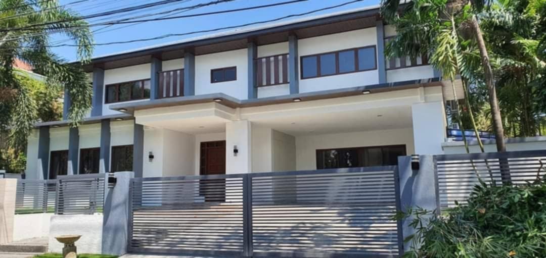 Modern 5-Bedroom House with Spacious Interiors and Lush Outdoor Area